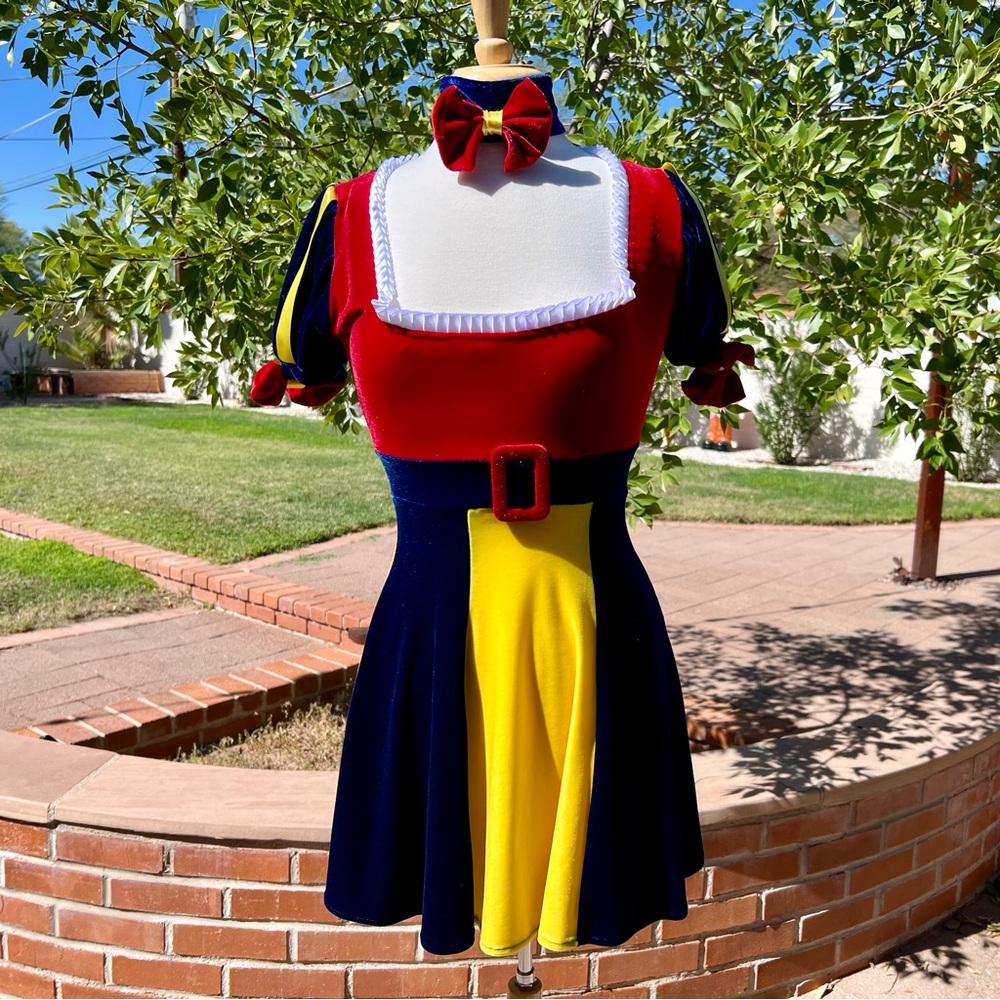 J. Valentine Snow White costume M/L